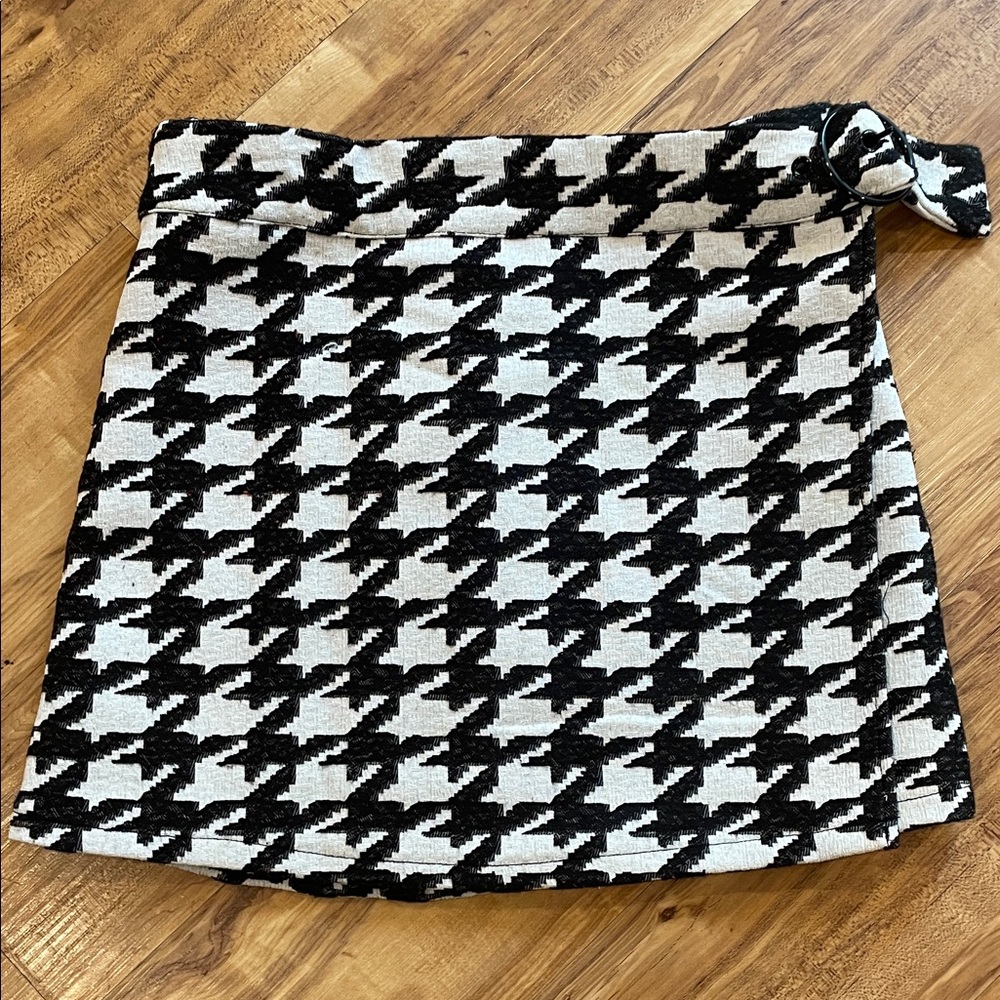 Forever 21 Black and White Houndstooth Mini Skirt
